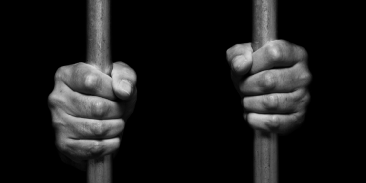 Condena exprés para violación de restricción de acercamiento