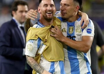 Messi, Lisandro Martinez en el 11 ideal