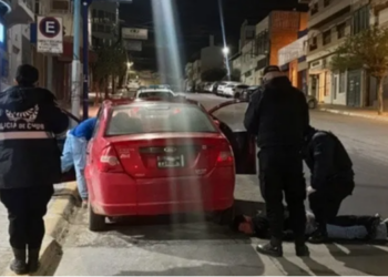 Choque en el centro: conductor ebrio y acompañante detenido por agredir a policías