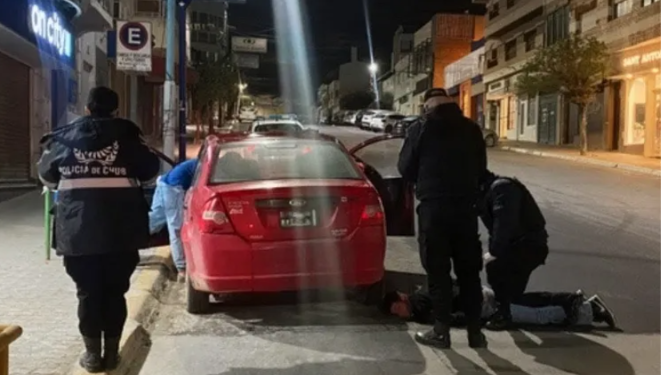 Choque en el centro: conductor ebrio y acompañante detenido por agredir a policías