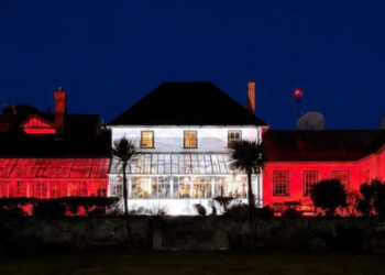 El gobernador iluminó su casa con los colores de Inglaterra generando provocación en Malvinas antes de la semifinal