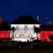 El gobernador iluminó su casa con los colores de Inglaterra generando provocación en Malvinas antes de la semifinal