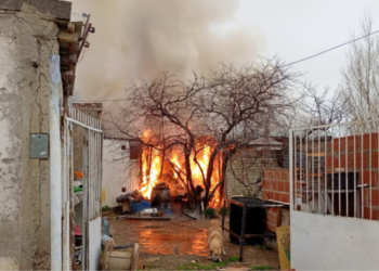 Incendio en Comodoro: vivienda de madera y chapa sufrió graves daños