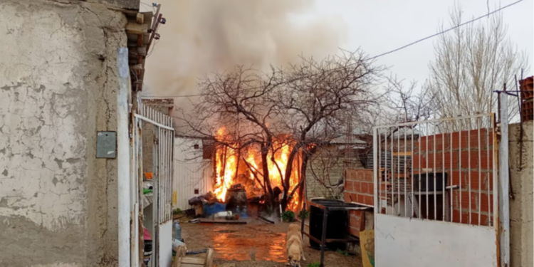 Incendio en Comodoro: vivienda de madera y chapa sufrió graves daños