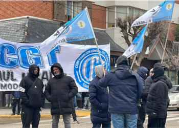 UTA: reunión pendiente mientras continúa la protesta frente al municipio de Comodoro