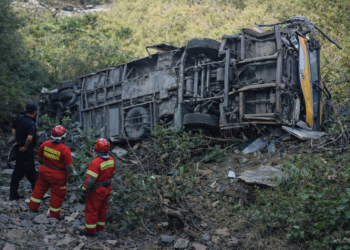 Tragedia en Perú: 14 muertos tras caída de una combi a un abismo