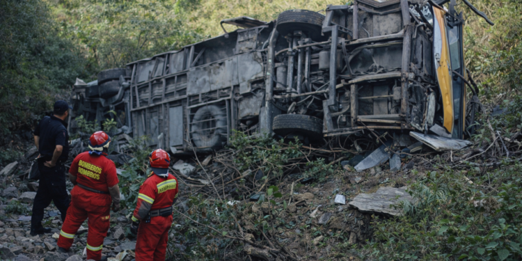 Tragedia en Perú: 14 muertos tras caída de una combi a un abismo