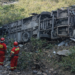 Tragedia en Perú: 14 muertos tras caída de una combi a un abismo