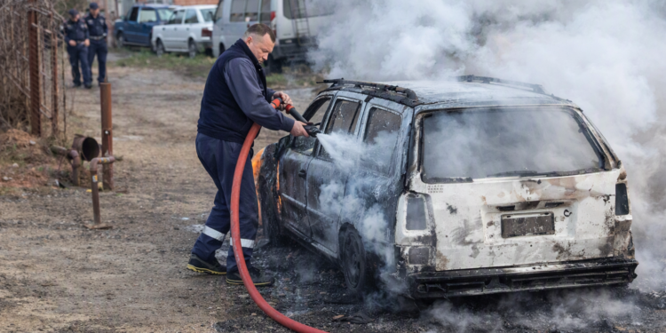 Incendio total de un vehículo en un taller mecánico de Comodoro