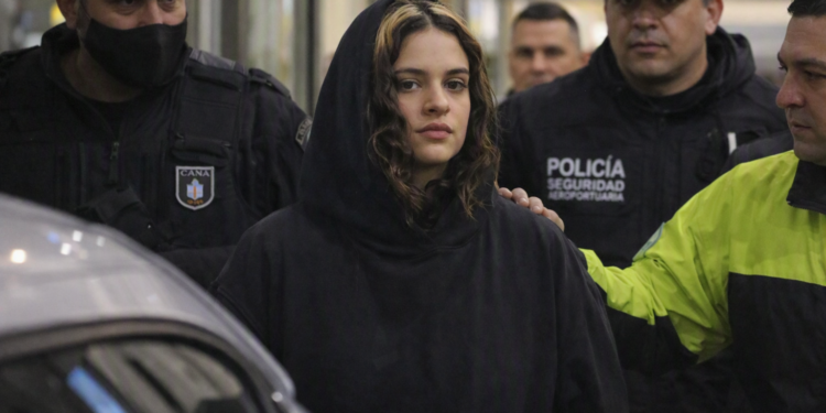 Rosalía llegó a la Argentina en medio de un fuerte operativo de seguridad