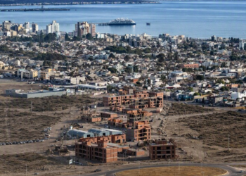 Ataque armado en Puerto Madryn, un hombre baleó a la pareja de su ex y es intensamente buscado