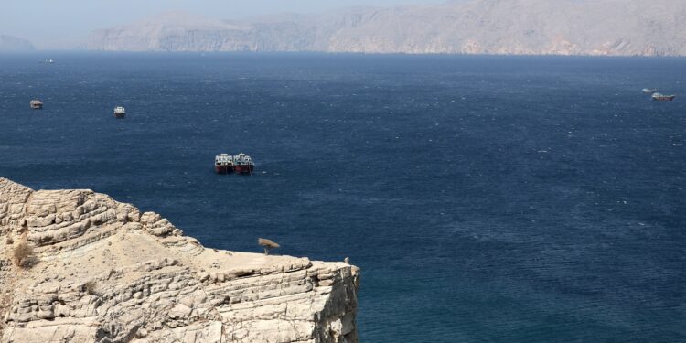 Irán detiene con disparos un buque y cerró el estrecho de Ormuz