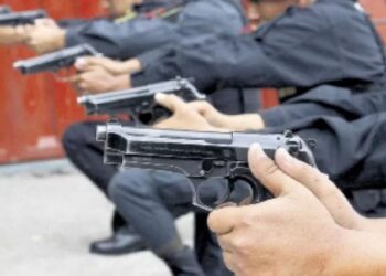 Investigan a un joven por sustraer el arma reglamentaria de una empleada policial