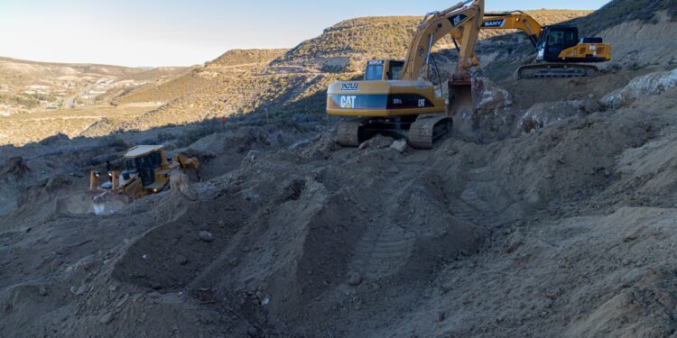 Se intensifican los trabajos de movimiento de suelo en el cerro Hermitte