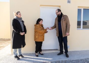 La Municipalidad entregó dos casas sociales a familias en situación de vulnerabilidad