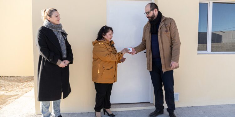 La Municipalidad entregó dos casas sociales a familias en situación de vulnerabilidad