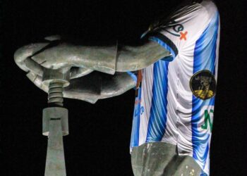 Indignación en Caleta Olivia por el retiro de la camiseta de la Selección del monumento al Gorosito