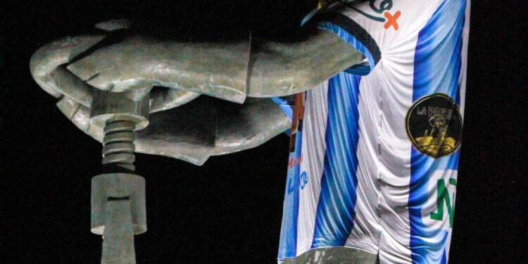 Indignación en Caleta Olivia por el retiro de la camiseta de la Selección del monumento al Gorosito