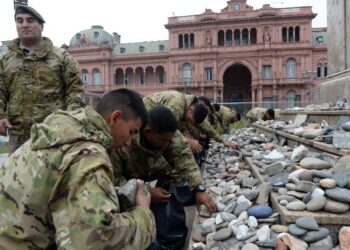 El gobierno decidió retirar  temporalmente  las piedras en homenaje a las víctimas de COVID de Plaza de Mayo