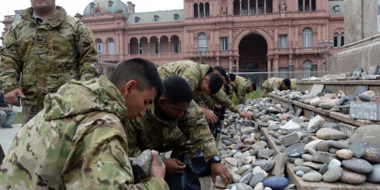 El gobierno decidió retirar temporalmente las piedras en homenaje a las víctimas de COVID de Plaza de Mayo