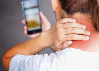 El “cuerpo de teléfono”: cómo la tecnología afecta cuello, manos y vista