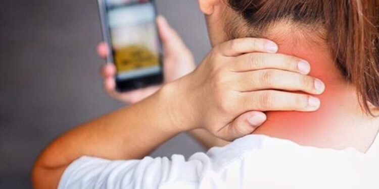 El “cuerpo de teléfono”: cómo la tecnología afecta cuello, manos y vista