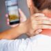 El “cuerpo de teléfono”: cómo la tecnología afecta cuello, manos y vista