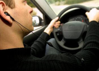 La ANSV aclara: la pérdida auditiva no impide conducir, pero los auriculares sí están prohibidos