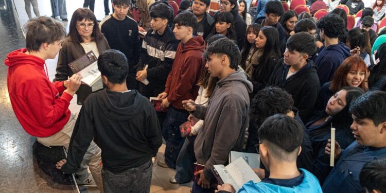 300 alumnos recibirán un libro en el marco del programa “Leer nos mueve, leer nos cambia”