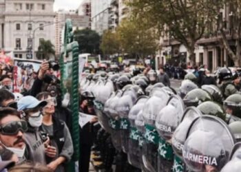 Jubilados reprimidos, Milei fomenta la campaña antiargentina
