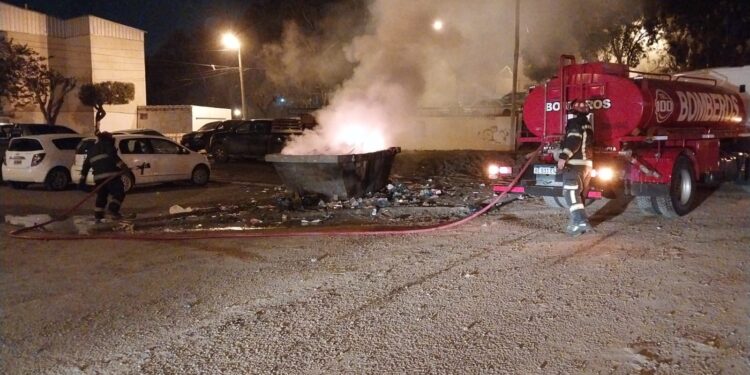 Incendiaron un contenedor de residuos en el barrio 30 de Octubre durante la madrugada