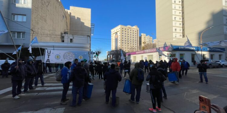 Sin definiciones por el conflicto del transporte: Comodoro continúa sin servicio de colectivos