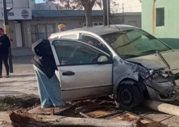 Una mujer quedó atrapada tras un fuerte choque en Trelew