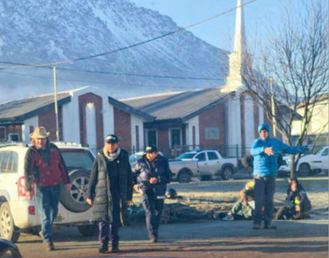 Accidente por hielo en El Bolsón: un vehículo perdió el control en San Martín y Berutti