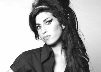 El padre de Amy Winehouse deberá pagar un millón de euros a dos amigas de la cantante