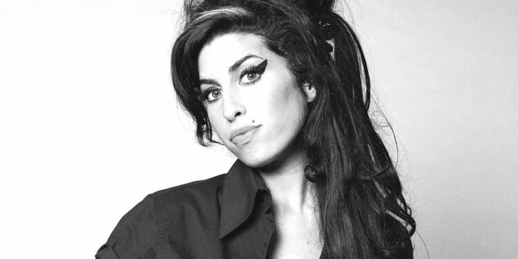 El padre de Amy Winehouse deberá pagar un millón de euros a dos amigas de la cantante