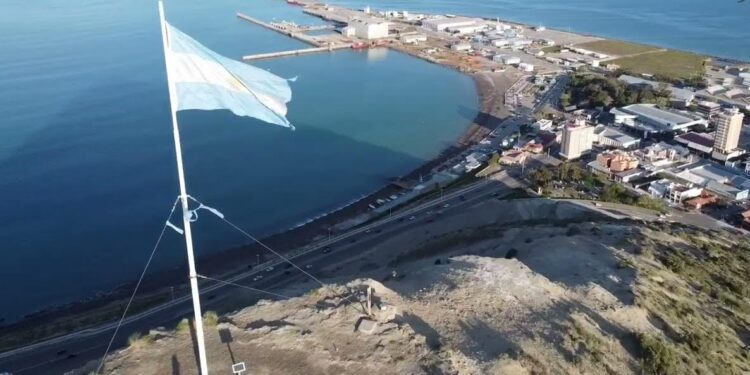 Robaron la bandera argentina del Cerro Chenque y causaron indignación en Comodoro