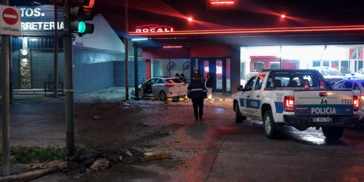 Conductor alcoholizado chocó contra concesionaria en Comodoro
