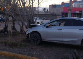 Perdió el control del auto y chocó contra un árbol en Km 8