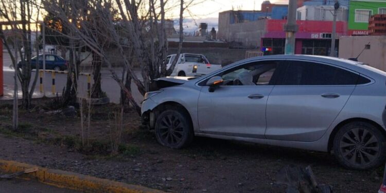 Perdió el control del auto y chocó contra un árbol en Km 8
