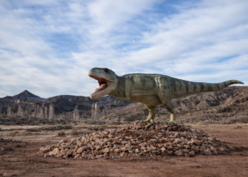 Una réplica de dinosaurio se suma al paisaje de Los Altares