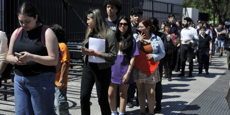 Casi la mitad de los jóvenes argentinos enfrenta vulnerabilidad social