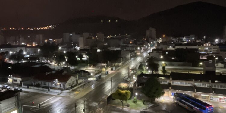 Comodoro con nieve y bajo alerta amarilla por lluvias