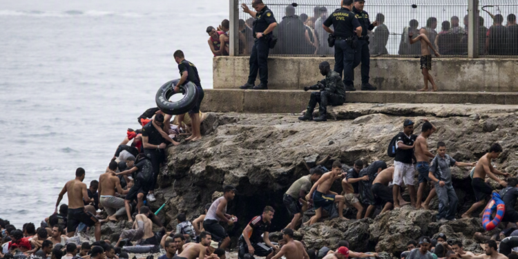Avalancha de migrantes colapsó los controles en Ceuta