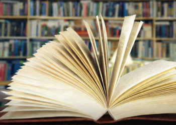 Entrega de libros con presencia de Ludmila Ramis en Comodoro