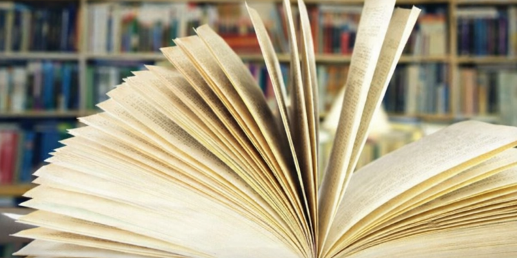 Entrega de libros con presencia de Ludmila Ramis en Comodoro