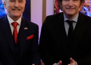 Milei a los abrazos con Adorni, a los besos en la Embajada