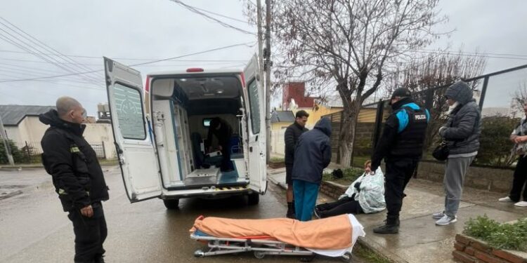 Una mujer sufrió fractura tras resbalar en Rada Tilly sobre una vereda helada