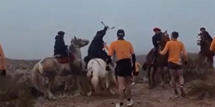 “Me tiró el caballo encima”: el relato de un runner agredido durante una competencia