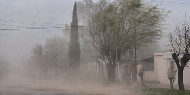 Alertan por ráfagas de más de 100 km/h y tormentas severas en gran parte del país